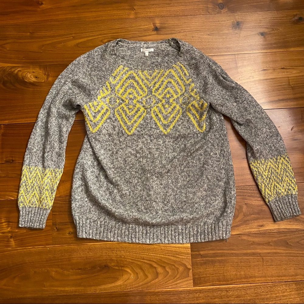 💰 Maurice’s gray and yellow sweater 💰
